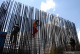 Pekerja konstruksi menyelesaikan pekerjaan pembangunan tiang pancang di lokasi proyek jembatan Kedungkandang, Malang, Jawa Timur, Jumat (11/9/2020). Kementerian Pekerjaan Umum dan Perumahan Rakyat (PUPR) melalui Direktorat Jenderal (Ditjen) Bina Konstruksi menargetkan pembinaan dan pelatihan bagi 124.300 tenaga kerja konstruksi pada tahun 2021 sebagai upaya untuk meningkatkan Sumber Daya Manusia (SDM) di sektor konstruksi. Antara Jatim/Ari Bowo Sucipto/zk