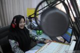 Penyiar berinteraksi dengan pendengarnya di Radio Karimata FM, Pamekasan, Jawa Timur, Jumat (11/9/2020). Pemerintah menetapkan tanggal 11 September sebagai Hari Radio Nasional yang juga bertepatan dengan hari kelahiran Radio Republik Indonesia. Antara Jatim/Saiful Bahri/zk.