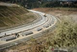 Pekerja mengoperasikan alat berat untuk memasang pembatas jalan pada proyek Jalan Tol Cileunyi-Sumedang-Dawuan (Cisumdawu) di Jatinangor, Kabupateng Sumedang, Jawa Barat, Sabtu (12/9/2020). Menteri Pekerjaan Umum dan Perumahan Rakyat (PUPR) Basuki Hadimuljono menyatakan, hingga akhir 2020 proyek jalan tol yang ada di Indonesia dapat mendatangkan investasi hingga Rp 100 triliun. ANTARA JABAR/Raisan Al Farisi/agr