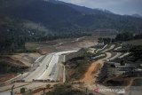 Pekerja mengoperasikan alat berat untuk menyelesaikan proyek Jalan Tol Cileunyi-Sumedang-Dawuan (Cisumdawu) di Jatinangor, Kabupateng Sumedang, Jawa Barat, Sabtu (12/9/2020). Menteri Pekerjaan Umum dan Perumahan Rakyat (PUPR) Basuki Hadimuljono menyatakan, hingga akhir 2020 proyek jalan tol yang ada di Indonesia dapat mendatangkan investasi hingga Rp 100 triliun. ANTARA JABAR/Raisan Al Farisi/agr