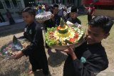 Warga Nahdlatul Ulama (NU) mengarak tumpeng saat Ruwatan Asyura di Desa Sukorejo, Kediri, Jawa Timur, Sabtu (12/9/2020). Kegiatan yang diselenggarakan Lembaga Seniman Budayawan Muslimin Indonesia (Lesbumi) NU pada bulan suro penanggalan Jawa tersebut bertujuan melestarikan tradisi leluhur sekaligus memohon keselamatan kepada tuhan agar NKRI terbebas dari COVID-19. Antara Jatim/Prasetia Fauzani/zk.