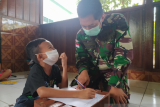 Letda Wahyuddin memberikan bimbel bahasa Inggris di perbatasan
