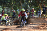 Pembalap sepeda berlatih di pumping track Hutan UI Bike Park, Depok, Jawa Barat, Selasa (8/9/2020). Pembibitan atlet usia muda yang diinisasi komunitas bersepeda Santoso Bike Academy (SBA) tersebut sempat terhenti tiga bulan imbas pandemi COVID-19 namun kini mulai berlatih dengan menerapkan protokol kesehatan. ANTARA FOTO/M Risyal Hidayat/hp.