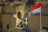 Pengunjung berswafoto dengan latar bangunan Benteng Kedung Cowek (Kustbatterij Kedoeng-Tjowek) di Surabaya, Jawa Timur, Minggu (13/9/2020). Benteng pertahanan di pinggir pantai yang dibangun oleh pemerintah Hindia Belanda sekitar tahun 1900-an tersebut menjadi alternatif wisata sejarah di Surabaya. Antara Jatim/Moch Asim/zk.