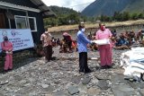 Bhayangkari Puncak Jaya bagikan masker gratis di Distrik Ilu