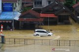 Suasana kota yang sedang terendam banjir di Putussibau, Kabupaten Kapuas Hulu, Senin (14/9/2020). Banjir yang melanda Putussibau secara merata sejak Minggu (13/9/2020) kemarin tersebut terjadi akibat tingginya curah hujan selama beberapa hari terakhir hingga melumpuhkan aktivitas masyarakat di kota setempat. ANTARA FOTO/Jessica Helena Wuysang.