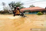 Suasana kota yang sedang terendam banjir di Putussibau, Kabupaten Kapuas Hulu, Senin (14/9/2020). Banjir yang melanda Putussibau secara merata sejak Minggu (13/9/2020) kemarin tersebut terjadi akibat tingginya curah hujan selama beberapa hari terakhir hingga melumpuhkan aktivitas masyarakat di kota setempat. ANTARA FOTO/Jessica Helena Wuysang.