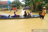 Suasana kota yang sedang terendam banjir di Putussibau, Kabupaten Kapuas Hulu, Senin (14/9/2020). Banjir yang melanda Putussibau secara merata sejak Minggu (13/9/2020) kemarin tersebut terjadi akibat tingginya curah hujan selama beberapa hari terakhir hingga melumpuhkan aktivitas masyarakat di kota setempat. ANTARA FOTO/Jessica Helena Wuysang.