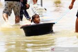 Suasana kota yang sedang terendam banjir di Putussibau, Kabupaten Kapuas Hulu, Senin (14/9/2020). Banjir yang melanda Putussibau secara merata sejak Minggu (13/9/2020) kemarin tersebut terjadi akibat tingginya curah hujan selama beberapa hari terakhir hingga melumpuhkan aktivitas masyarakat di kota setempat. ANTARA FOTO/Jessica Helena Wuysang.