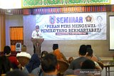 Ketua Persatuan Wartawan Indonesia (PWI) Kalimantan Selatan Zainal Helmie memberikan sambutan saat pembukaan seminar PWI Kalsel di Gedung PWI Kalsel, Banjarmasin, Kalimantan Selatan, Senin (14/9/2020). PWI Kalsel menyelanggarakan seminar untuk jurnalis media cetak, online, tv, dan radio di Kalimantan Selatan dengan tema Peran Pers Mengawal Pemilu yang Bermartabat. Foto Antaranews Kalsel/Bayu Pratama S.