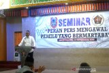 Ketua Persatuan Wartawan Indonesia (PWI) Pusat Atal Sembiring Depari memberikan sambutan saat pembukaan seminar PWI Kalsel di Gedung PWI Kalsel, Banjarmasin, Kalimantan Selatan, Senin (14/9/2020). PWI Kalsel menyelanggarakan seminar untuk jurnalis media cetak, online, tv, dan radio di Kalimantan Selatan dengan tema Peran Pers Mengawal Pemilu yang Bermartabat. Foto Antaranews Kalsel/Bayu Pratama S.