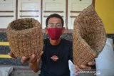 Agus Winarno (51), menunjukkan pot dari sabut kelapa di Desa Kedung Turi, Kecamatan Gudo, Kabupaten Jombang, Jawa Timur, Senin (14/9/2020). Perajin pot ramah lingkungan dari bahan baku sabut kelapa yang dijual Rp 12 ribu per buah ini mengaku selama pandemi COVID-19 ini mengalami peningkatan pesanan hingga 100 persen dari sebelumnya. Antara Jatim/Syaiful Arif/zk