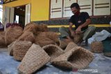 Agus Winarno (51), membuat pot dari sabut kelapa di Desa Kedung Turi, Kecamatan Gudo, Kabupaten Jombang, Jawa Timur, Senin (14/9/2020). Perajin pot ramah lingkungan dari bahan baku sabut kelapa yang dijual Rp 12 ribu per buah ini mengaku selama pandemi COVID-19 ini mengalami peningkatan pesanan hingga 100 persen dari sebelumnya. Antara Jatim/Syaiful Arif/zk
