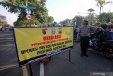Polisi melakukan Operasi Yustisi Penegakan Disiplin Protokol Kesehatan di Surabaya, Jawa Timur, Senin (14/9/2020). Dalam operasi yang bertujuan untuk meningkatkan kepatuhan warga dalam menerapkan protokol kesehatan masih ditemukan warga yang tidak memakai masker. Antara Jatim/Didik/Zk