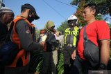 Petugas memberikan sanksi kepada warga yang tidak bermasker saat Operasi Yustisi Penegakan Disiplin Protokol Kesehatan di Surabaya, Jawa Timur, Senin (14/9/2020). Dalam operasi yang bertujuan untuk meningkatkan kepatuhan warga dalam menerapkan protokol kesehatan masih ditemukan warga yang tidak memakai masker. Antara Jatim/Didik/Zk