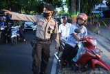 Polisi menghentikan pengendara yang tidak menggunakan maskerÂ saat Operasi Yustisi Penegakan Disiplin Protokol Kesehatan di Pamekasan, Jawa Timur, Senin (14/9/2020). Dalam operasi tersebut terjaring ratusan warga yang tidak memakai masker dan diwajibakan membayar sejumlah uang sebagai dendanya Antara Jatim/Saiful Bahri/zk.