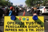 Petugas mengatur lalu lintas saat Operasi Yustisi Penegakan Disiplin Protokol Kesehatan di Pos Lantas Waru, Sidoarjo, Jawa Timur, Senin (14/9/2020). Dalam Operasi yustisi tersebut pelaku pelanggar yang tidak memakai masker langsung mengikuti sidang di tempat dengan membayar denda sebesar Rp.150000. Antara Jatim/Umarul Faruq/zk