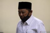 Terdakwa Bupati nonaktif Sidoarjo Saiful illah menjalani sidang tuntutan kasus korupsi pengadaan empat proyek infrastruktur di Dinas PUPR Kabupaten Sidoarjo sebesar Rp1,4 miliar di Pengadilan Tindak Pidana Korupsi (Tipikor) Juanda, Sidoarjo, Jawa Timur, Senin (14/9/2020). Jaksa penuntut umum menuntut Saiful Illah dengan pidana penjara selama empat tahun penjara dan denda Rp200 juta dengan subsider selama enam bulan. Antara Jatim/Umarul Faruq/zk