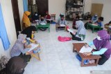 Siswa sekolah dasar mengerjakan ulangan harian di rumah warga saat pembelajaran tatap muka di Pamekasan, Jawa Timur, Senin (14/9/2020). Kemendikbud memperbolehkan sekolah di zona hijau dan kuning melakukan pembelajaran tatap muah namun harus melalui protokol kesehatan yang ketat. Antara Jatim/Saiful Bahri/zk