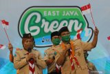 Gubernur Jawa Timur Khofifah Indar Parawansa (kiri) dan Ketua Kwartir Daerah Pramuka Jawa Timur Saifullah Yusuf (kanan) menyayikan lagu Kebyar-Kebyar saat pembukaan East Java Green Scout Innovation 2020 di Surabaya, Jawa Timur, Selasa (15/9/2020). Kegiatan yang menerapkan protokol kesehatan secara ketat dengan melibatkan sekitar 1.100 anggota Pramuka Penegak dan Pandega secara langsung serta virtual tersebut guna menciptakan kerelawanan Pramuka dalam menjaga lingkungan dan kepekaan sosial. Antara Jatim/Moch Asim/zk.