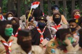 Sejumlah anggota Pramuka mengikuti pembukaan East Java Green Scout Innovation 2020 di Surabaya, Jawa Timur, Selasa (15/9/2020). Kegiatan yang menerapkan protokol kesehatan secara ketat dengan melibatkan sekitar 1.100 anggota Pramuka Penegak dan Pandega secara langsung serta virtual tersebut guna menciptakan kerelawanan Pramuka dalam menjaga lingkungan dan kepekaan sosial. Antara Jatim/Moch Asim/zk.