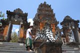 Seorang pemeluk agama Hindu memasang hiasan saat persiapan perayaan Hari Raya Galungan di Pure Luhur Dwijawarsa di Malang, Jawa Timur, Selasa (15/9/2020). Selain memasang dekorasi, umat Hindu setempat juga memberi tanda jarak dan  himbauan pembatasan jumlah umat yang bersembahyang guna mempermudah penerapan protokol kesehatan saat perayaan Hari Raya Galungan. Antara Jatim/Ari Bowo Sucipto/zk