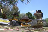 Seorang pemeluk agama Hindu melakukan sembahyang usai membantu persiapan perayaan Hari Raya Galungan di Pure Luhur Dwijawarsa di Malang, Jawa Timur, Selasa (15/9/2020). Selain memasang dekorasi, umat Hindu setempat juga memberi tanda jarak dan  himbauan pembatasan jumlah umat yang bersembahyang guna mempermudah penerapan protokol kesehatan saat perayaan Hari Raya Galungan. Antara Jatim/Ari Bowo Sucipto/zk