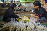 Pekerja menyelesaikan pembuatan tahu bulat di sentral tahu bulat di Desa Cipaku, Kabupaten Ciamis, Jawa Barat, Selasa (15/9/2020). Pengusaha tahu bulat masih bertahan memproduksi 150 ribu tahu bulat per hari untuk dipasarkan ke Jakarta meski kembali diterapkan PSBB. ANTARA JABAR/Adeng Bustomi/agr