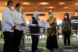 Gubernur Jawa Timur Khofifah Indar Parawansa (tengah) menyerahkan simbolis bantuan ventilator kepada rumah sakit rujukan COVID-19 di Sidoarjo, Pasuruan dan Mojokerto di Pendopo Delta Wibawa Sidoarjo, Jawa Timur, Rabu (16/9/2020). Dalam kesempatan itu Gubernur juga menyerahkan bantuan 26 ventilator kepada rumah sakit rujukan COVID-19 di Sidoarjo, Pasuruan, Mojokerto, dan bantuan berupa 16.000 masker kepada Koordinator Kabupaten Program Keluarga Harapan (PKH), Tenaga Kesejahteraan Sosial Kecamatan (TKSK) dan Tagana serta Bantuan Langsung Tunai Dana Desa (BLT DD) dan BUMDes. Antara Jatim/Umarul Faruq/zk