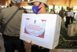 Tagana membawa bantuan berupa masker dari Pemprov Jatim di Pendopo Delta Wibawa Sidoarjo, Jawa Timur, Rabu (16/9/2020). Dalam kesempatan itu Gubernur juga menyerahkan bantuan 26 ventilator kepada rumah sakit rujukan COVID-19 di Sidoarjo, Pasuruan, Mojokerto, dan bantuan berupa 16.000 masker kepada Koordinator Kabupaten Program Keluarga Harapan (PKH), Tenaga Kesejahteraan Sosial Kecamatan (TKSK) dan Tagana serta Bantuan Langsung Tunai Dana Desa (BLT DD) dan BUMDes. Antara Jatim/Umarul Faruq/zk