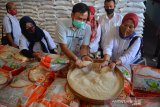 Kepala Perum Bulog Cabang Surabaya Selatan, Renato Horison (ketiga kiri) menunjukkan beras untuk Bantuan Sosial (Bansos) program keluarga harapan di gudang Tunggorono 2, Kabupaten Jombang, Jawa Timur, Rabu (16/9/2020). Perum Bulog Cabang Surabaya Selatan akan menyalurkan Bantuan Sosial Beras (BSB) selama tiga bulan pada Agustus sampai Oktober kepada 50.093 ribu Keluarga Penerima Manfaat Program Keluarga Harapan (KPM-PKH) di Kabupaten Jombang. Antara Jatim/Syaiful Arif/zk
