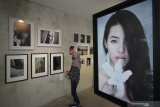 Pengunjung melihat karya-karya foto yang dipajang saat pameran fotografi bertajuk Perempuan di Galeri Visma, Surabaya, Jawa Timur, Rabu (16/9/2020). Pameran yang berlangsung hingga 20 September tersebut diikuti 20 peserta (sebagian besar bekerja sebagai fotografer wedding) yang menyuguhkan karya-karya foto tentang sosok perempuan dan cerita dibaliknya. Antara Jatim/Moch Asim/zk.