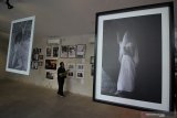 Pengunjung melihat karya-karya foto yang dipajang saat pameran fotografi bertajuk Perempuan di Galeri Visma, Surabaya, Jawa Timur, Rabu (16/9/2020). Pameran yang berlangsung hingga 20 September tersebut diikuti 20 peserta (sebagian besar bekerja sebagai fotografer wedding) yang menyuguhkan karya-karya foto tentang sosok perempuan dan cerita dibaliknya. Antara Jatim/Moch Asim/zk.