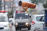 Petugas Palang Merah Indonesia (PMI) mengoperasikan mobil gunners spraying untuk menyemprotkan cairan disinfektan di Kota Kediri, Jawa Timur, Rabu (16/9/2020). Pemerintah daerah setempat melakukan penyemprotan disinfektan secara massal seiring bertambahnya jumlah kasus positif COVID-19 sekaligus sebagai upaya mengingatkan masyarakat agar disiplin menerapkan protokol kesehatan. Antara Jatim/Prasetia Fauzani/zk.