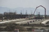 Pekerja menyelesaikan konstruksi stasiun Kereta Cepat Jakarta Bandung di Tegalluar, Kabupaten Bandung, Jawa Barat, Rabu (16/9/2020). Wakil Menteri BUMN Kartika Wirjoatmodjo menyatakan, proyek kereta cepat Jakarta-Bandung telah mencapai 56 persen dan ditargetkan akan dapat digunakan pada awal tahun 2023. ANTARA JABAR/Raisan Al Farisi/agr