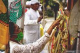 Umat Hindu melakukan rangkaian ritual peribadatan Galungan di Pura Tulung Urip, Tulungagung, Jawa Timur, Rabu (16/9/2020). Ritual Galungan yang diikuti 100-an umat Hindu dan penganut aliran kepercayaan itu mereka gunakan untuk berdoa bersama agar diberi keselamatan dan pandemi COVID-19 segera berlalu. Antara Jatim/Destyan Sujarwoko/zk.