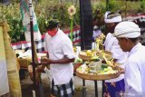 Umat Hindu melakukan rangkaian ritual peribadatan Galungan di Pura Tulung Urip, Tulungagung, Jawa Timur, Rabu (16/9/2020). Ritual Galungan yang diikuti 100-an umat Hindu dan penganut aliran kepercayaan itu mereka gunakan untuk berdoa bersama agar diberi keselamatan dan pandemi COVID-19 segera berlalu. Antara Jatim/Destyan Sujarwoko/zk.