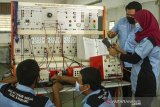 Peserta menyelesaikan rancangan instalasi listrik saat mengikuti pelatihan operator generator listrik di Balai Latihan Kerja, Dinas Tenaga Kerja dan Transmigrasi, Karawang, Jawa Barat, Rabu (16/9/2020). Kementerian Ketenagakerjaan menargetkan akan mendirikan 1000 Balai Latihan Kerja (BLK) Komunitas yang tersebar di seluruh wilayah Indonesia selama tahun 2020 untuk melengkapi 