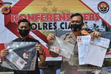 Wakapolres Ciamis Kompol Hidayatullah (kanan) didampingi Kasat Reskrim AKP Bimantoro Kurniawan (kiri) menunjukkan barang bukti dan tersangka korupsi pada konferensi pers di Makopolres Ciamis, Jawa Barat, Rabu (16/9/2020). Polres Ciamis mengungkap kasus dugaan tindak pidana korupsi Dana Desa, ADD, Bankeu Ciamis, Banprov Jabar, PBB, sewa tower dan BPJS Ketenagakerjaan tahun anggaran 2018 oleh mantan Kepala Desa Nagarajaya, inisial AH periode 2013-2019 dengan kerugian negara sebesar Rp510.945.271. ANTARA JABAR/Adeng Bustomi/agr