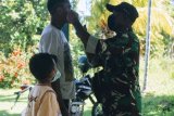 Prajurit TNI Serka Onesimus bagikan masker gratis di Kampung Urei Fasei Waropen