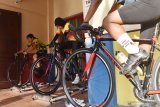 Atlet balap sepeda melakukan latihan di atas roller trainer di Kota Madiun Jawa Timur, Rabu (16/9/2020). Sejumlah atlet balap sepeda Kota Madiun menambah jadwal dan memantapkan latihan guna persiapan mengikuti  lomba balap sepeda di Solo, Jawa Tengah, Minggu (20/9). Antara Jatim/Siswowidodo/zk
