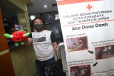 Seorang pendonor memperlihatkan cendera mata boneka usai mendonorkan darahnya di kantor Unit Transfusi Darah (UTD) Palang Merah Indonesia Kota Surabaya, Jawa Timur, Kamis (17/9/2020). PMI Kota Surabaya memberikan 