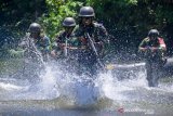 Prajurit Brigif 2 Marinir melaksanakan manuver setelah menembak dari atas perahu karet saat Latihan Satuan Lanjutan (LSL) I TW.II tahun 2020 di daerah latihan Korps Marinir pantai Baruna Kondang Iwak, Malang Selatan, Jawa Timur. Rabu (16/9/2020). Latihan tersebut bertujuan untuk meningkatkan profesionalisme prajurit Brigif 2 Marinir sebagai pasukan pendarat amfibi Korps Marinir. Antara Jatim/Serka Mar Kuwadi/zk