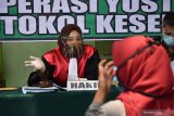 Warga yang terjaring operasi yustisi protokol kesehatan pencegahan penularan COVID-19 karena tidak menggunakan masker menjalani sidang di tempat di kawasan depan Stasiun Kereta Api Kota Madiun, Jawa Timur, Kamis (17/9/2020). Pemkot Madiun menggelar operasi yustisi protokol kesehatan pencegahan penularan COVID-19, dengan sanksi membayar denda Rp50 ribu atau sanksi sosial menyemprot cairan disinfektan di sekitar lokasi operasi yustisi bagi setiap pelanggar. Antara Jatim/Siswowidodo/zk