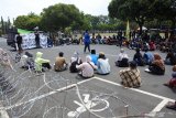 Sejumlah petani dan aktivis Pergerakan Mahasiswa Islam Indonesia melakukan aksi unjuk rasa di Kantor Pemerintah Kabupaten Jember, Jawa Timur, Kamis (17/9/2020). Dalam aksinya mereka menagih janji bupati terkait relokasi saluran irigasi yang dilakukan pabrik semen yang mengakibatkan sekitar 225 hektare lahan pertanian mengalami kekeringan. Antara Jatim/Seno/zk