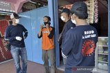 Relawan COVID-19 dari Rumah Sakit Umum Daerah (RSUD) Dr Slamet Garut memberikan imbauan kepada warga terkait penggunaan masker di kawasan Tarogong Kidul, Kabupaten Garut, Jawa Barat, Kamis (17/9/2020). Pemerintah Kabupaten Garut membentuk 600 relawan dari Aparatur Sipil Negara (ASN) untuk sosialisasi protokol kesehatan di tempat publik guna memutus rantai penyebaran COVID-19. ANTARA JABAR/Candra Yanuarsyah/agr