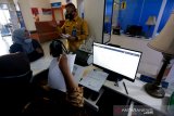 Kepala Kantor Imigrasi Kelas I TPI Banda Aceh Telmaizul Syatri berbincang dengan warga yang membuat paspor di Banda Aceh, Aceh, Kamis (17/9/2020). Sejak merebaknya pandemi COVID-19 jumlah permohonan pembuatan paspor menurun drastis dari 2.000 lebih pemohon menjadi kurang dari 100 pemohon setiap bulannya. Antara Aceh/Irwansyah Putra.