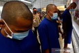 Kapolresta Banda Aceh Kombes Pol Trisno Riyanto (dua kiri) berbincang dengan tersangka kurir narkotika jenis sabu-sabu jaringan internasional di Banda Aceh, Aceh, Kamis (17/9/2020). Satuan resnarkoba Polresta Banda Aceh mengamankan satu kilogram sabu-sabu dari kurir jaringan internasional India - Aceh untuk dikirim ke Provinsi Jambi. Antara Aceh/Irwansyah Putra.