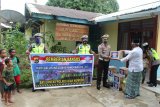 Polisi dan komunitas motor Biak bagi sembako warga kurang mampu