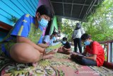 Anak-anak memanfaatkan fasilitas membaca buku di Taman Bacaan Masyarakat di kawasan Sungai Kemuning, Kelurahan Kemuning, Banjarbaru, Kalimantan Selatan, Jumat (18/9/2020). Bank Rakyat Indonesia (BRI) melalui program Tanggung Jawab Sosial Perusahaan (Corporate Social Responsibility/CSR) melakukan konservasi Sungai Kemuning dengan membersihkan dan memberikan edukasi lingkungan sehat kepada masyarakat serta membangun sarana dan prasarana seperti ruang terbuka hijau dan area taman yang dapat dimanfaatkan oleh masyarakat sebagai fasilitas umum. Foto Antaranews Kalsel/Bayu Pratama S.